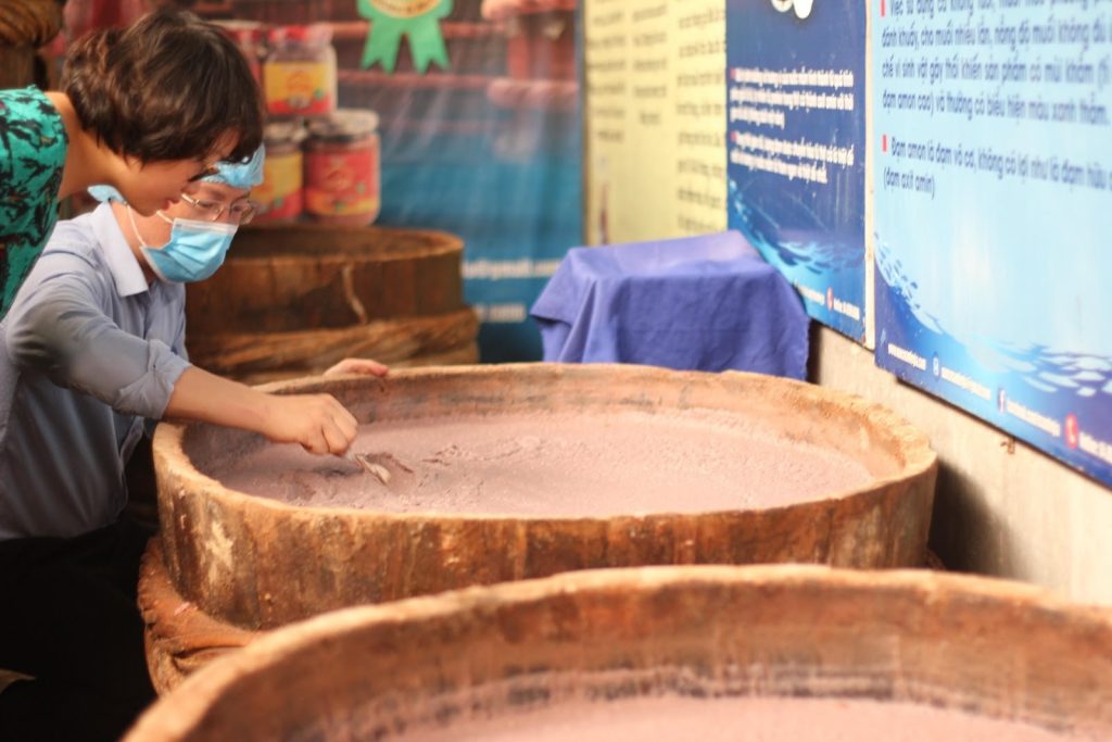 Gia công mắm tôm là gì? 