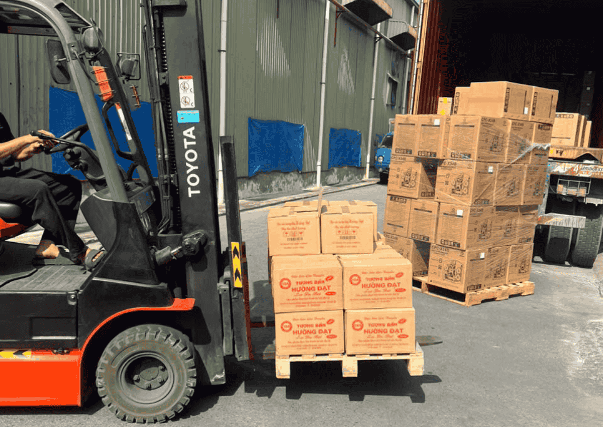 Thực phẩm Hướng Dương nói không với nước mắm giả 6 Thực phẩm Hướng Dương vận chuyển hang đến các đại lý là các chợ, quán ăn