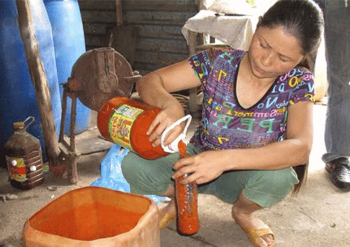 Phân biệt tương ớt thật giả: Bí quyết chọn sản phẩm chất lượng cho bữa ăn 2 Tương ớt giả tràn lan gây nguy cơ cho sức khỏe