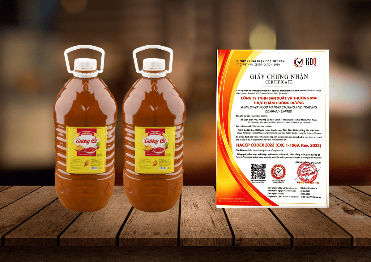 Tương ớt 5kg: Tại sao đây là lựa chọn tối ưu cho mọi gian bếp Việt? 3 Tương ớt 5kg (can 5l) tại Hướng Dương đạt chứng nhận VSATTP