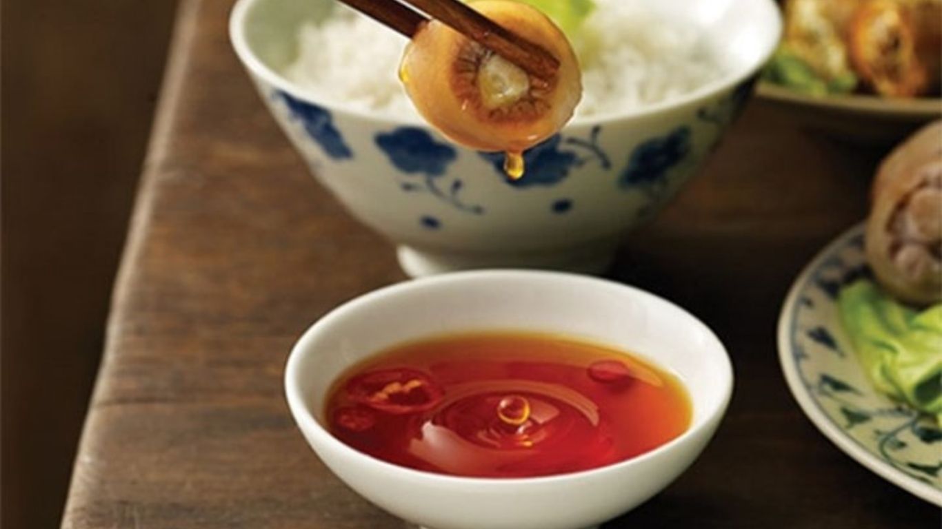 Nước mắm ngon có màu cánh gián đặc trưng Nước mắm ngon có màu cánh gián đặc trưng