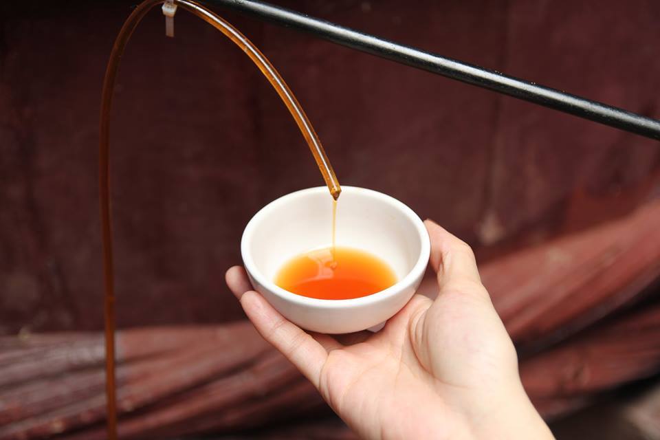 Thành phẩm nước mắm sau quá trình ủ chượm đúng cách Thành phẩm nước mắm sau quá trình ủ chượm đúng cách